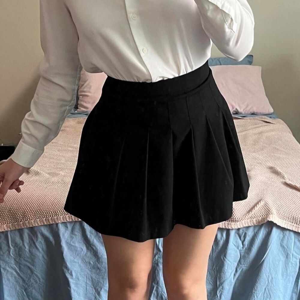 Uniqlo Women's Black and White Skirt